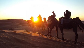 Merzouga una Noche Excursión de Camellos y Noche en el Campamento